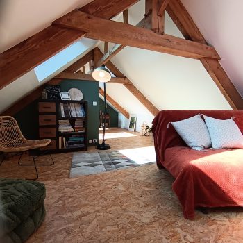espace lecture et salon dans des combles - travaux d'aménagement et de décoration