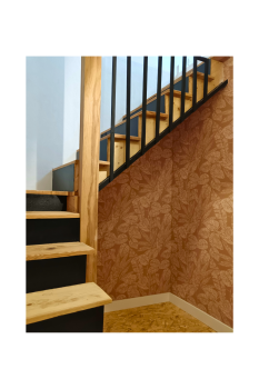 escalier rénover, repeint et mis en valeur. escalier ancien . escalier type grenier/menier
